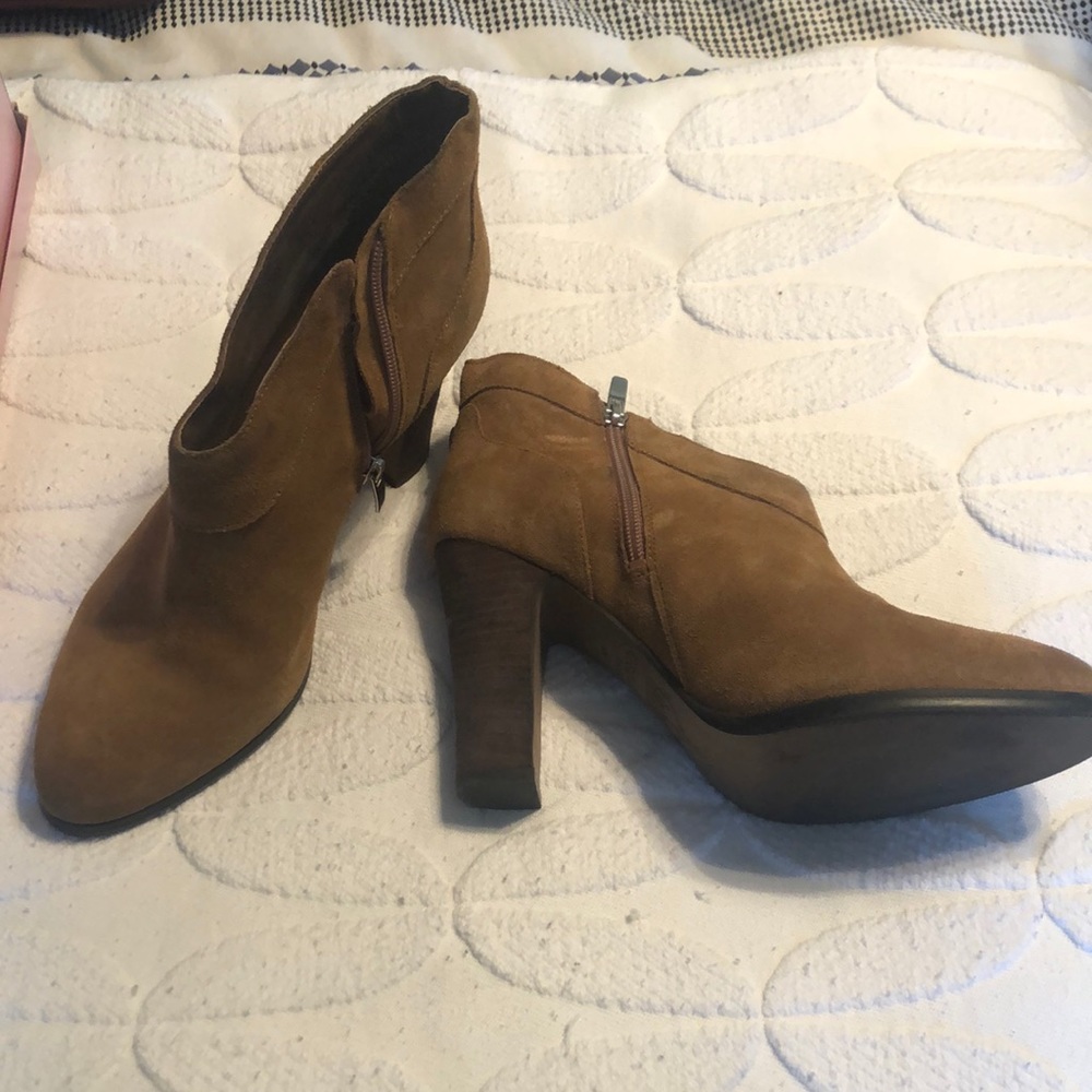 Size 10 Crown Vintage suede boots.  Good used condition.  Can ship with box